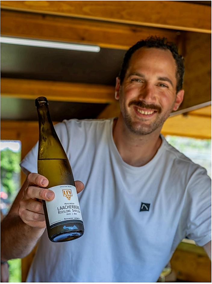Christian Rochus Ley, Winzer, mit einer Flasche Riesling Spätlese